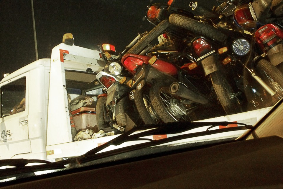 Guincho carregado de motos