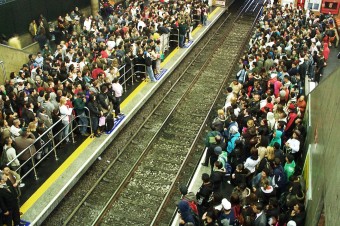 Plataformas lotadas do metrô na Estação Barra Funda