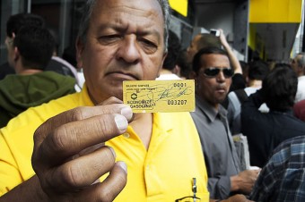 O professor Mauricio Oliveira segura bilhete da primeira operação do Metrô de São Paulo, em 14 de setembro de 1974.