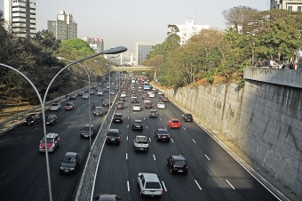 Vinte e Três de Maio com faixas