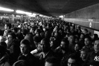 Plataforma da Sé lotada no sentido Jabaquara