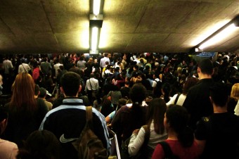 Plataforma Sé lotada desde as escadas no sentido Jabaquara