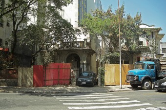 Casas demolidas na Rua Carlos Sampaio