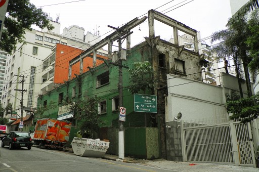 Demolição na Rua Martiniano de Carvalho