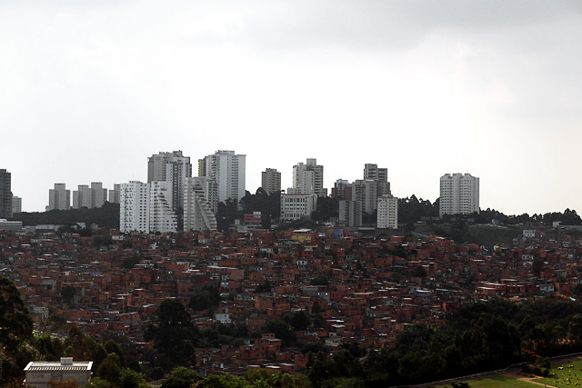 Favela Paraisópolis com Avenida Giovanni Gronchi ao fundo