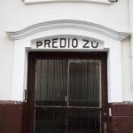 Porta do Prédio Zú, na Rua dos Bororós