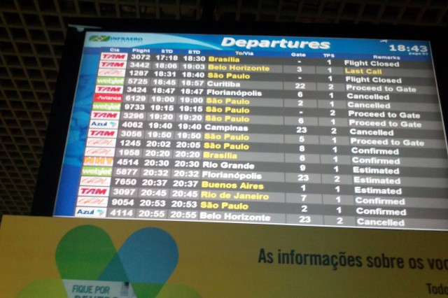 Tabela de embarques no Salgado Filho: voo da Avianca foi cancelado