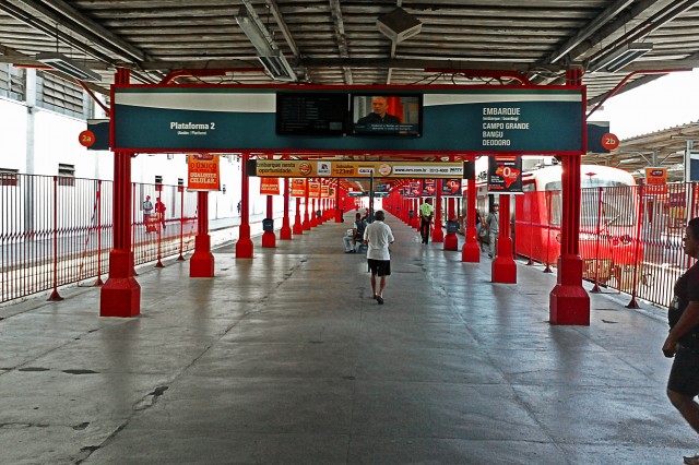 Acesso à plataforma 2 da Estação Central do Brasil