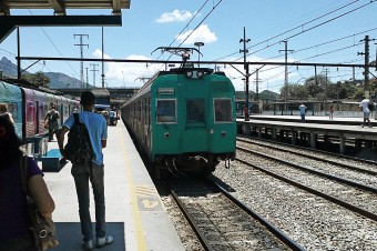 Trem na plataforma da Estação São Cristóvao
